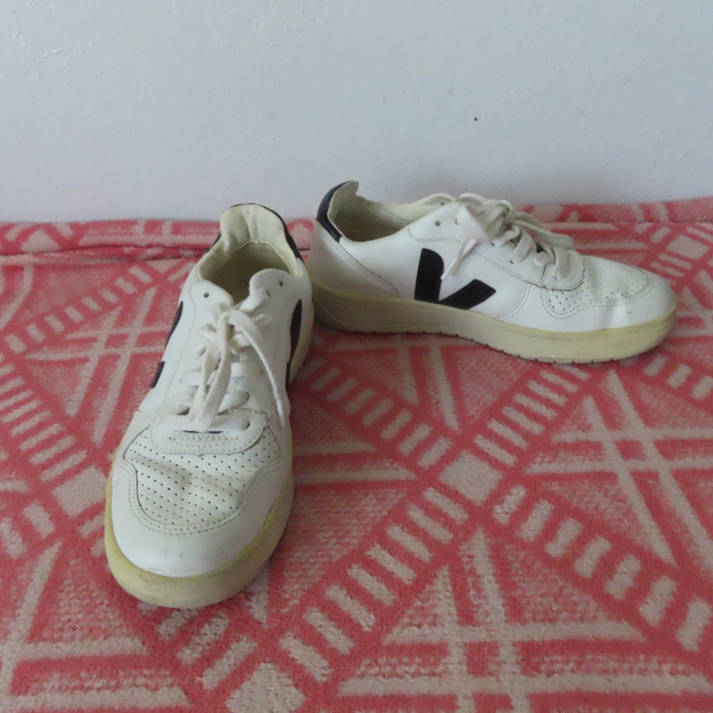 Veja Converse Women Size 6 White Leather Black V Logo Lace Up Sneakers Shoes